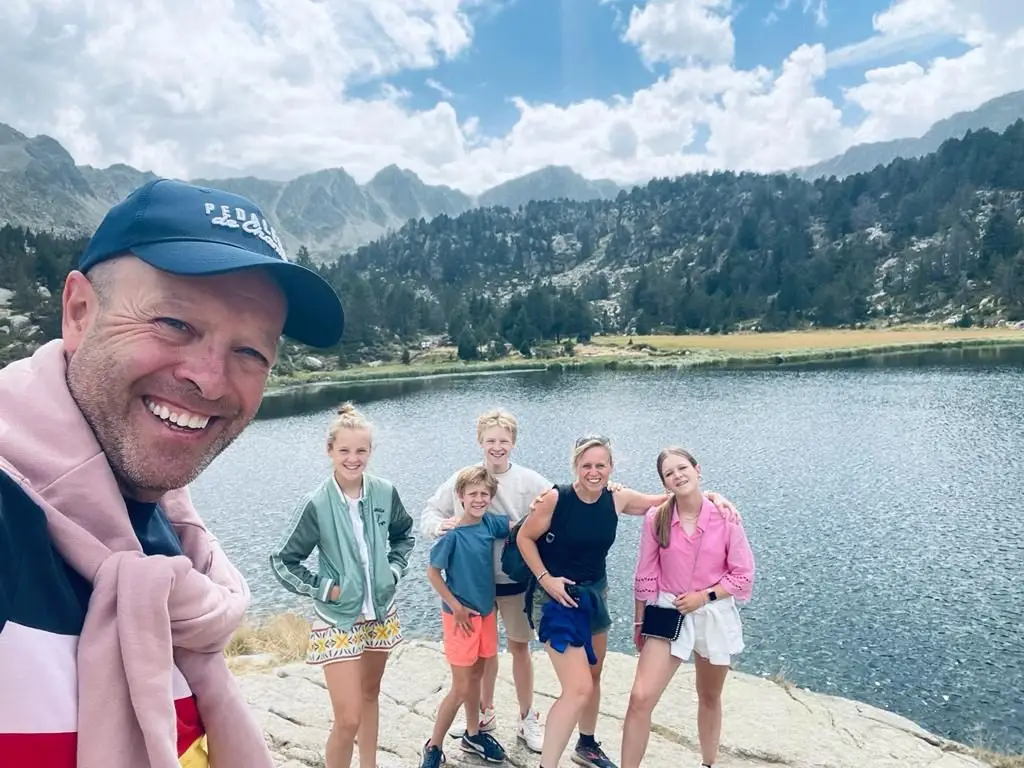 Mark maakt een selfie met zijn gezin bij een bergmeer